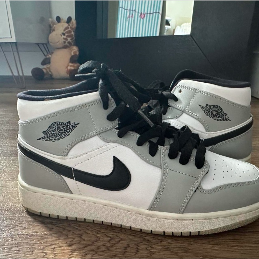 Nike Jordan 1 Mid Light Smoke Grey